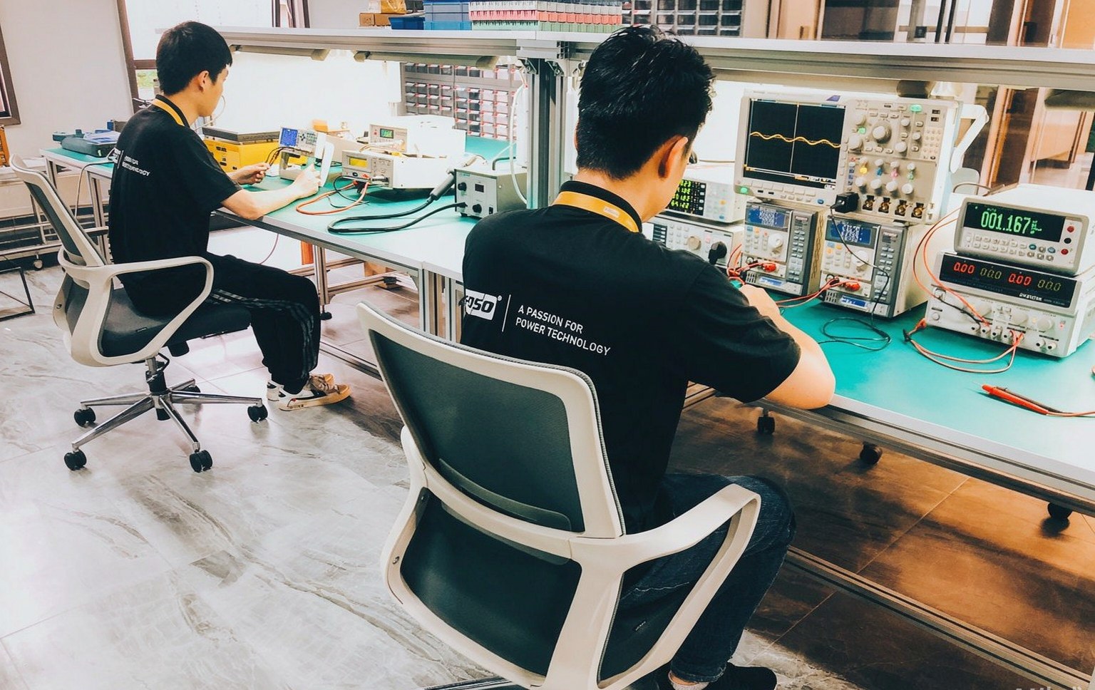 FOSO 工程师在实验室测试样品